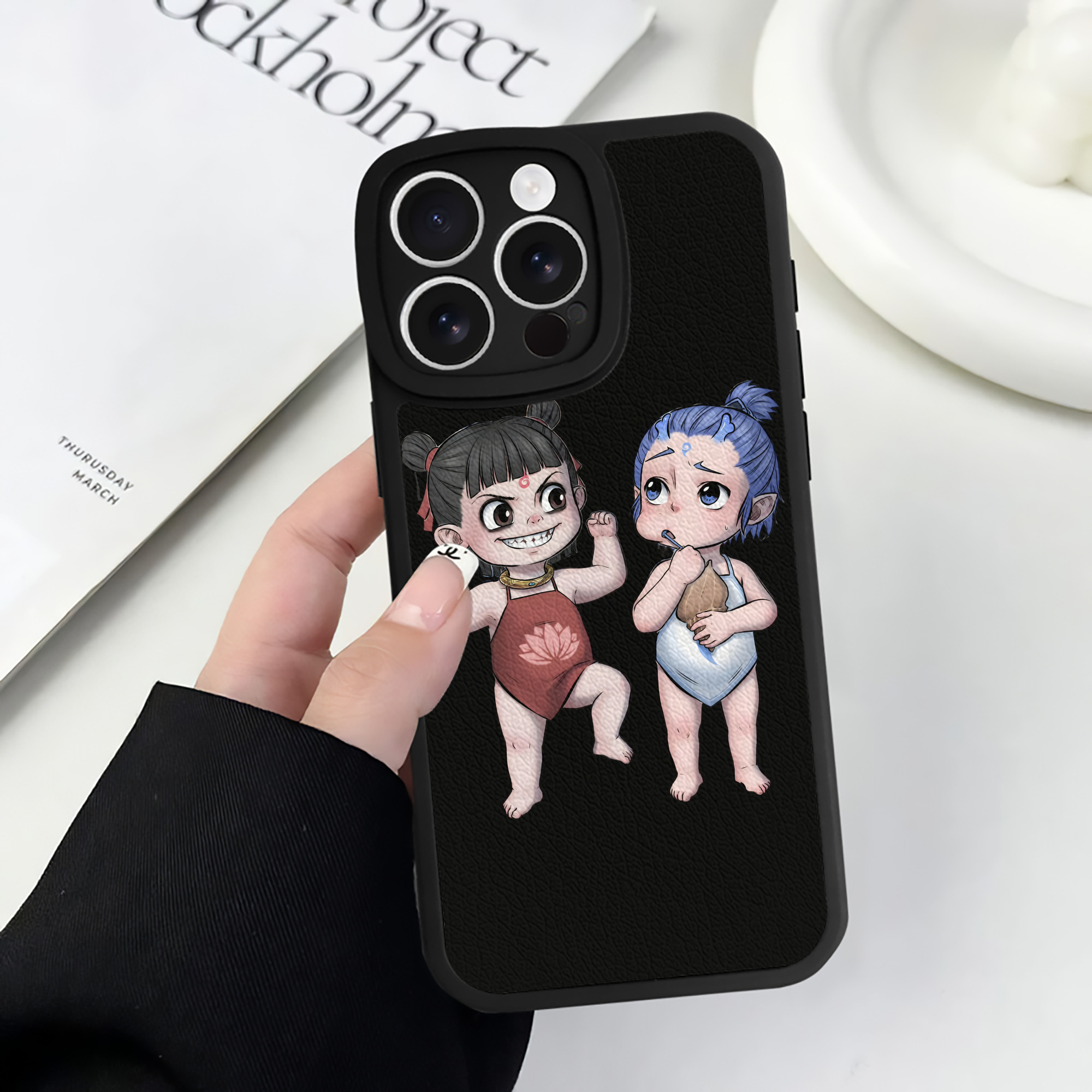 （画像用） Ne Zha 2 ナタ 魔童の大暴れ 【iPhone 16シリーズ対応】シリコンスマホケース（レザー調） 材質：シリコン